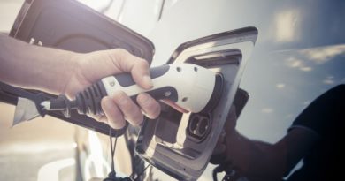 los vehículos híbridos y eléctricos también llevan baterías de 12V