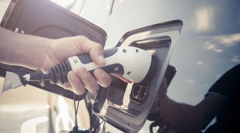los vehículos híbridos y eléctricos también llevan baterías de 12V