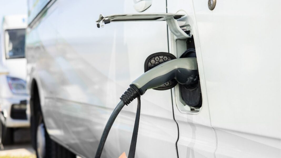 Furgoneta eléctrica cargando durante una recarga