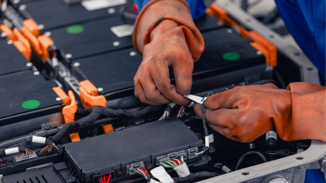 Reparar coches eléctricos en talleres de automoción
